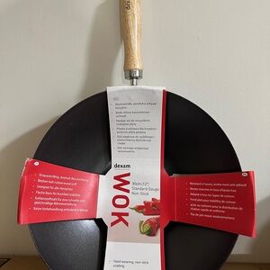 Black Wok with Wooden Handle